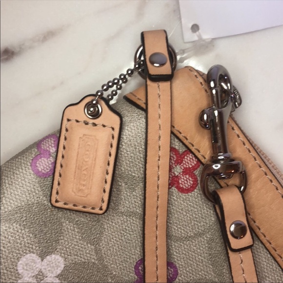 New with tags Coach Peyton Signature C medium wristlet - Picture 7 of 15